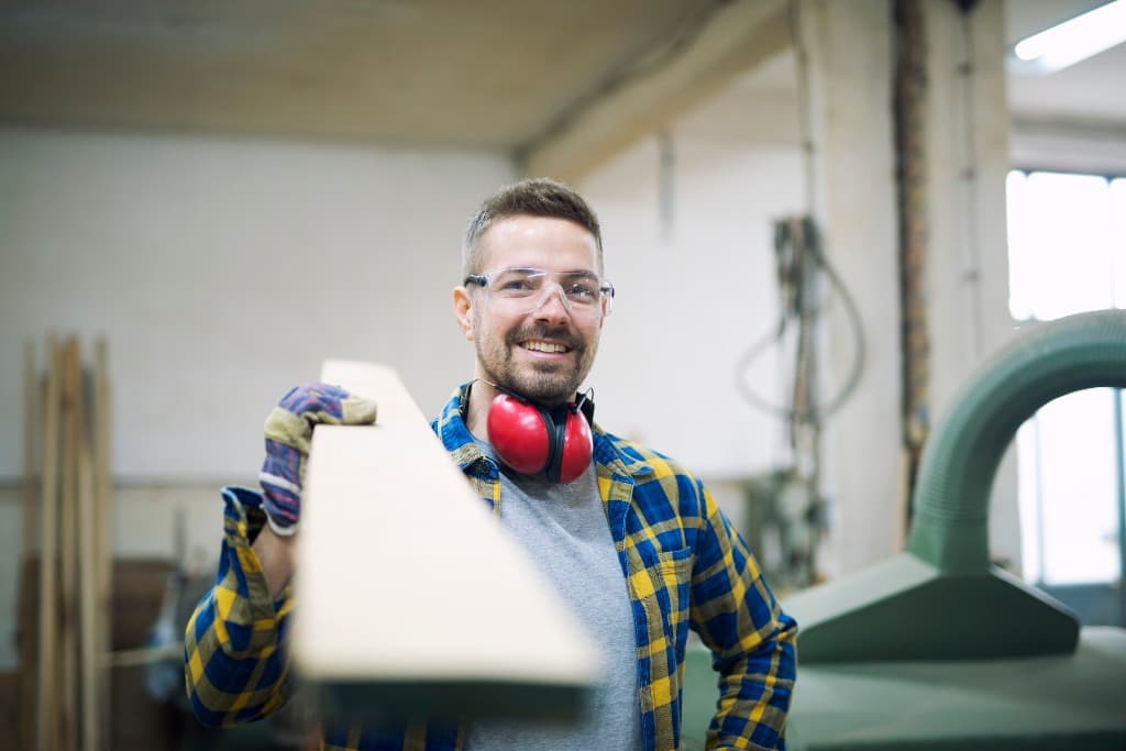 Handwerker bei der nachhaltigen Modernisierung und energetischen Sanierung
